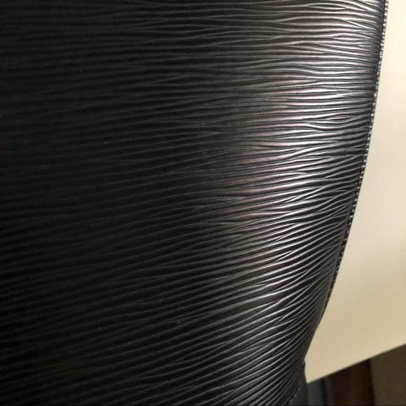 Louis Vuitton Epi Black Leather Shoulder Bag - Picture 4 of 16